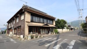登録有形文化財橋本旅館スタジオ・撮影スタジオ・アトリエミカミ・管理運営・グットデザイン賞・登録有形文化財橋本旅館スタジオ・古民家カフェ・登録有形文化財・ドラマ撮影・映画撮影・再現ドラマ撮影・YouTube撮影・ミュージックビデオ撮影・CM撮影・ロケ地・ロケ現場・撮影場所・ハウススタジオ・レンタルスタジオ・貸しスタジオ・東京・東京近郊・桜川市・真壁町・撮影準備