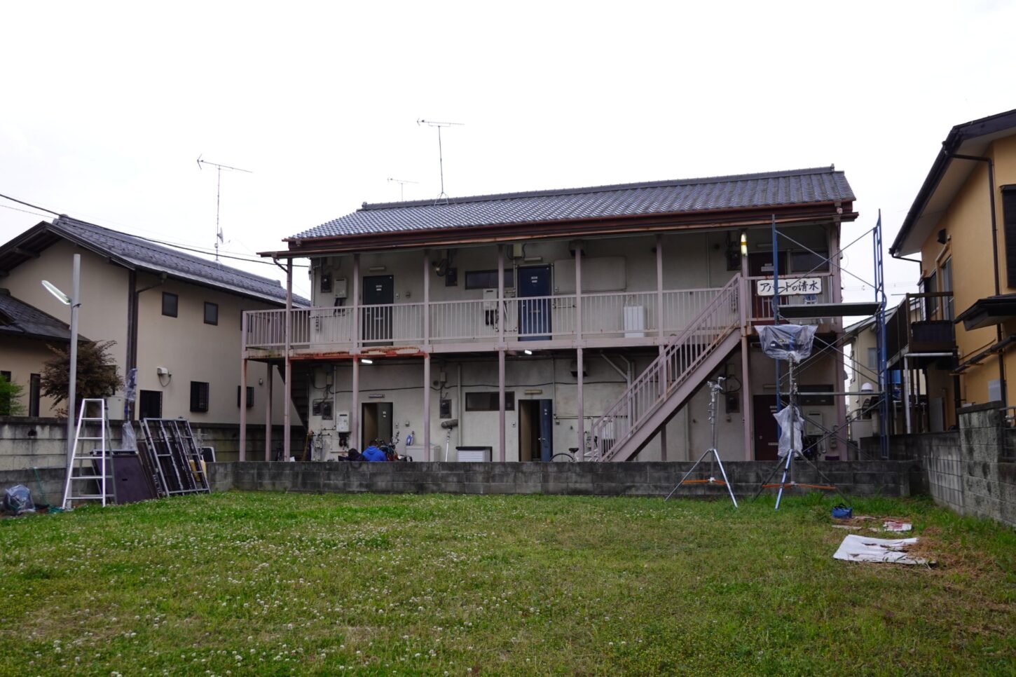 アパートスタジオ・撮影専用アパート・撮影専用に改造したアパートスタジオ・撮影用電源。壁の取り外し・撮影用物件・ハウススタジオ・レンタルハウス・貸しスタジオ・アトリエミカミ・管理運営・スタジオ料金・映画撮影・ドラマ撮影・再現ドラマ撮影・YouTube撮影・ミュージックビデオ撮影・CM撮影・東京・東京近郊・連続ドラマ撮影・ロケ地・ロケ場所・有名作品・ロケ地巡り・ロケハン・ロケ弁・撮影場所