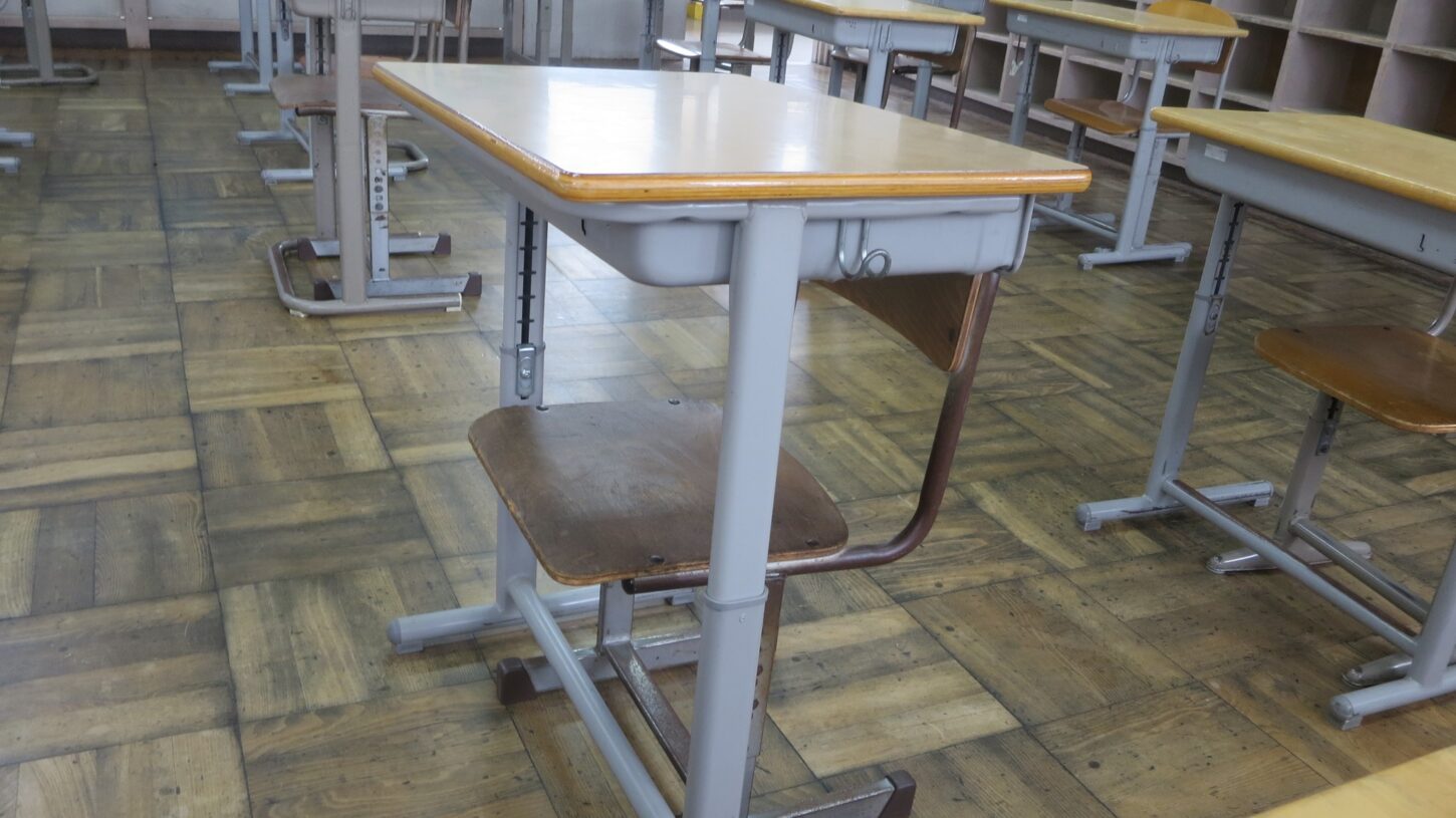 学校の机・高さ調整・学校スタジオ撮影・ミュージックビデオ撮影現場・撮影スポット・学園ドラマ・コマーシャル撮影・CM撮影・映画撮影・再現ドラマ撮影・コスプレ撮影・ユーチューブ撮影・アトリエミカミ・管理運営・学校撮影・レンタルスタジオ・東京近郊・東京・東京・関東・桜川市・真壁町・撮影専用物件