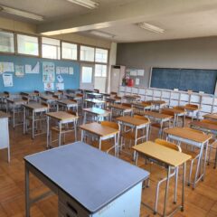 高校設定の教室・高校用机椅子・アトリエミカミ学校スタジオ・アトリエミカミの撮影現場・学校スタジオ・学校撮影・ミュージックビデオ撮影現場・撮影スポット・学園ドラマ・コマーシャル撮影・CM撮影・映画撮影・再現ドラマ撮影・コスプレ撮影・ユーチューブ撮影・アトリエミカミ・管理運営・学校撮影・レンタルスタジオ・東京近郊・東京・東京・関東・桜川市・真壁町・撮影専用物件