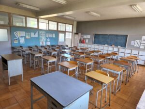 高校設定の教室・高校用机椅子・アトリエミカミ学校スタジオ・アトリエミカミの撮影現場・学校スタジオ・学校撮影・ミュージックビデオ撮影現場・撮影スポット・学園ドラマ・コマーシャル撮影・CM撮影・映画撮影・再現ドラマ撮影・コスプレ撮影・ユーチューブ撮影・アトリエミカミ・管理運営・学校撮影・レンタルスタジオ・東京近郊・東京・東京・関東・桜川市・真壁町・撮影専用物件
