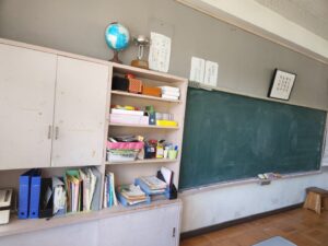 高校設定の教室・高校用机椅子・アトリエミカミ学校スタジオ・アトリエミカミの撮影現場・学校スタジオ・学校撮影・ミュージックビデオ撮影現場・撮影スポット・学園ドラマ・コマーシャル撮影・CM撮影・映画撮影・再現ドラマ撮影・コスプレ撮影・ユーチューブ撮影・アトリエミカミ・管理運営・学校撮影・レンタルスタジオ・東京近郊・東京・東京・関東・桜川市・真壁町・撮影専用物件