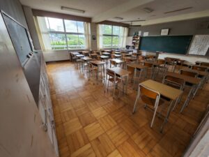 高校設定の教室・高校用机椅子・アトリエミカミ学校スタジオ・アトリエミカミの撮影現場・学校スタジオ・学校撮影・ミュージックビデオ撮影現場・撮影スポット・学園ドラマ・コマーシャル撮影・CM撮影・映画撮影・再現ドラマ撮影・コスプレ撮影・ユーチューブ撮影・アトリエミカミ・管理運営・学校撮影・レンタルスタジオ・東京近郊・東京・東京・関東・桜川市・真壁町・撮影専用物件
