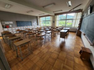 高校設定の教室・高校用机椅子・アトリエミカミ学校スタジオ・アトリエミカミの撮影現場・学校スタジオ・学校撮影・ミュージックビデオ撮影現場・撮影スポット・学園ドラマ・コマーシャル撮影・CM撮影・映画撮影・再現ドラマ撮影・コスプレ撮影・ユーチューブ撮影・アトリエミカミ・管理運営・学校撮影・レンタルスタジオ・東京近郊・東京・東京・関東・桜川市・真壁町・撮影専用物件