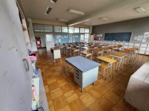 高校設定の教室・高校用机椅子・アトリエミカミ学校スタジオ・アトリエミカミの撮影現場・学校スタジオ・学校撮影・ミュージックビデオ撮影現場・撮影スポット・学園ドラマ・コマーシャル撮影・CM撮影・映画撮影・再現ドラマ撮影・コスプレ撮影・ユーチューブ撮影・アトリエミカミ・管理運営・学校撮影・レンタルスタジオ・東京近郊・東京・東京・関東・桜川市・真壁町・撮影専用物件