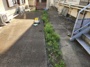 除草剤散布・アパートスタジオ周辺・撮影専用アパート・撮影専用に改造したアパートスタジオ・撮影用電源。壁の取り外し・撮影用物件・ハウススタジオ・レンタルハウス・貸しスタジオ・アトリエミカミ・管理運営・スタジオ料金・映画撮影・ドラマ撮影・再現ドラマ撮影・YouTube撮影・ミュージックビデオ撮影・CM撮影・東京・東京近郊・連続ドラマ撮影・ロケ地・ロケ場所・有名作品・ロケ地巡り・ロケハン・ロケ弁・撮影場所