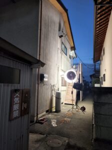 アパートスタジオ撮影中・撮影用アパートスタジオ・撮影専用アパート・撮影専用に改造したアパートスタジオ・撮影用電源。壁の取り外し・撮影用物件・ハウススタジオ・レンタルハウス・貸しスタジオ・アトリエミカミ・管理運営・スタジオ料金・映画撮影・ドラマ撮影・再現ドラマ撮影・YouTube撮影・ミュージックビデオ撮影・CM撮影・東京・東京近郊・連続ドラマ撮影・ロケ地・ロケ場所・有名作品・ロケ地巡り・ロケハン・ロケ弁・撮影場所