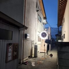 アパートスタジオ撮影中・撮影用アパートスタジオ・撮影専用アパート・撮影専用に改造したアパートスタジオ・撮影用電源。壁の取り外し・撮影用物件・ハウススタジオ・レンタルハウス・貸しスタジオ・アトリエミカミ・管理運営・スタジオ料金・映画撮影・ドラマ撮影・再現ドラマ撮影・YouTube撮影・ミュージックビデオ撮影・CM撮影・東京・東京近郊・連続ドラマ撮影・ロケ地・ロケ場所・有名作品・ロケ地巡り・ロケハン・ロケ弁・撮影場所