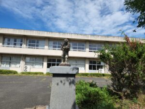 学校スタジオの二宮金次郎が木の枝で隠れて・メンテナンス・伐採・・高校生の教室・学校スタジオ・学校撮影・ミュージックビデオ撮影現場・撮影スポット・学園ドラマ・コマーシャル撮影・CM撮影・映画撮影・再現ドラマ撮影・コスプレ撮影・ユーチューブ撮影・アトリエミカミ・管理運営・学校撮影・レンタルスタジオ・東京近郊・東京・東京・関東・桜川市・真壁町・撮影専用物件