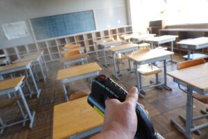 消毒液電動噴霧器で散布・コロナ対策・学校スタジオ・アトリエミカミ学校スタジオ・アトリエミカミの撮影現場・学校スタジオ・学校撮影・ミュージックビデオ撮影現場・撮影スポット・学園ドラマ・コマーシャル撮影・CM撮影・映画撮影・再現ドラマ撮影・コスプレ撮影・ユーチューブ撮影・アトリエミカミ・管理運営・学校撮影・レンタルスタジオ・東京近郊・東京・東京・関東・桜川市・真壁町・撮影専用物件