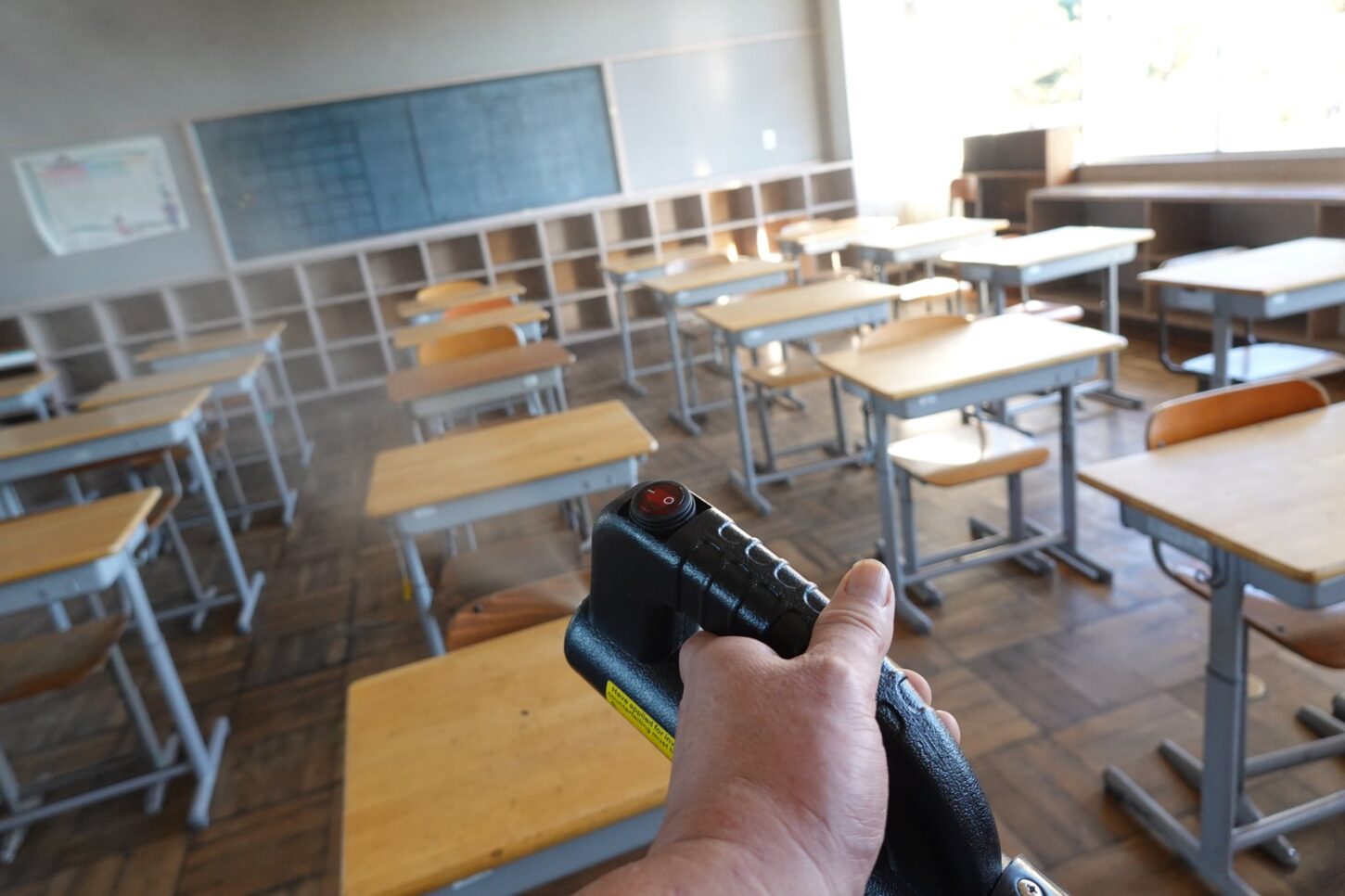 消毒液電動噴霧器で散布・コロナ対策・学校スタジオ・アトリエミカミ学校スタジオ・アトリエミカミの撮影現場・学校スタジオ・学校撮影・ミュージックビデオ撮影現場・撮影スポット・学園ドラマ・コマーシャル撮影・CM撮影・映画撮影・再現ドラマ撮影・コスプレ撮影・ユーチューブ撮影・アトリエミカミ・管理運営・学校撮影・レンタルスタジオ・東京近郊・東京・東京・関東・桜川市・真壁町・撮影専用物件