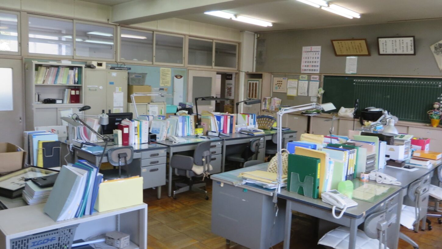 職員室・学校スタジオ高校生の教室・学校スタジオ・学校撮影・ミュージックビデオ撮影現場・撮影スポット・学園ドラマ・コマーシャル撮影・CM撮影・映画撮影・再現ドラマ撮影・コスプレ撮影・ユーチューブ撮影・アトリエミカミ・管理運営・学校撮影・レンタルスタジオ・東京近郊・東京・東京・関東・桜川市・真壁町・撮影専用物件