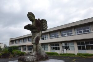 学校スタジオ・二宮金次郎像・高校生の教室・学校スタジオ・学校撮影・ミュージックビデオ撮影現場・撮影スポット・学園ドラマ・コマーシャル撮影・CM撮影・映画撮影・再現ドラマ撮影・コスプレ撮影・ユーチューブ撮影・アトリエミカミ・管理運営・学校撮影・レンタルスタジオ・東京近郊・東京・東京・関東・桜川市・真壁町・撮影専用物件
