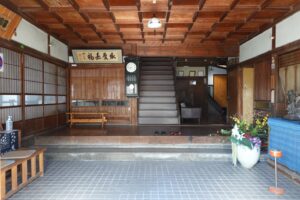 登録有形文化財橋本旅館スタジオの玄関の中・・登録有形文化財橋本旅館スタジオ・登録有形文化財橋本旅館スタジオ外観・撮影スタジオ・アトリエミカミ・管理運営・グットデザイン賞・登録有形文化財橋本旅館スタジオ・古民家カフェ・登録有形文化財・ドラマ撮影・映画撮影・再現ドラマ撮影・YouTube撮影・ミュージックビデオ撮影・CM撮影・ロケ地・ロケ現場・撮影場所・ハウススタジオ・レンタルスタジオ・貸しスタジオ・東京・東京近郊・桜川市・真壁町・撮影準備