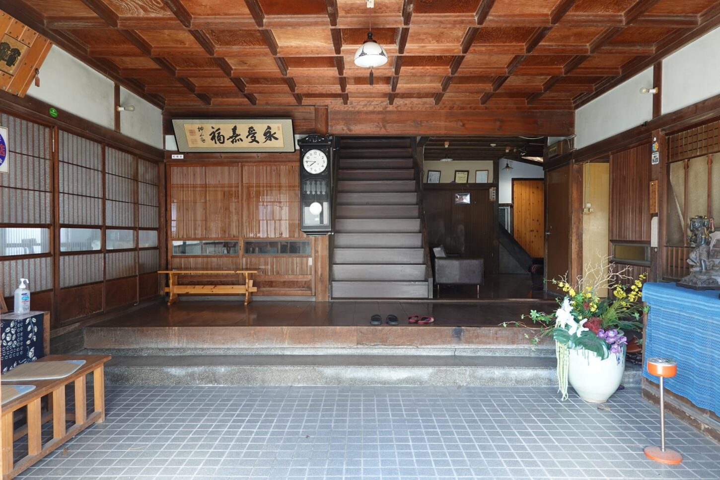 登録有形文化財橋本旅館スタジオの玄関の中・・登録有形文化財橋本旅館スタジオ・登録有形文化財橋本旅館スタジオ外観・撮影スタジオ・アトリエミカミ・管理運営・グットデザイン賞・登録有形文化財橋本旅館スタジオ・古民家カフェ・登録有形文化財・ドラマ撮影・映画撮影・再現ドラマ撮影・YouTube撮影・ミュージックビデオ撮影・CM撮影・ロケ地・ロケ現場・撮影場所・ハウススタジオ・レンタルスタジオ・貸しスタジオ・東京・東京近郊・桜川市・真壁町・撮影準備