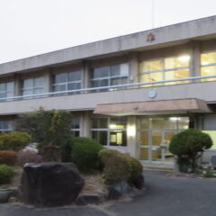学校スタジオ正面玄関前・アトリエミカミ学校スタジオ・アトリエミカミの撮影現場・学校スタジオ・学校撮影・ミュージックビデオ撮影現場・撮影スポット・学園ドラマ・コマーシャル撮影・CM撮影・映画撮影・再現ドラマ撮影・コスプレ撮影・ユーチューブ撮影・アトリエミカミ・管理運営・学校撮影・レンタルスタジオ・東京近郊・東京・東京・関東・桜川市・真壁町・撮影専用物件
