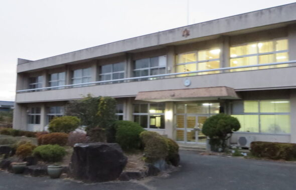 学校スタジオ正面玄関前・アトリエミカミ学校スタジオ・アトリエミカミの撮影現場・学校スタジオ・学校撮影・ミュージックビデオ撮影現場・撮影スポット・学園ドラマ・コマーシャル撮影・CM撮影・映画撮影・再現ドラマ撮影・コスプレ撮影・ユーチューブ撮影・アトリエミカミ・管理運営・学校撮影・レンタルスタジオ・東京近郊・東京・東京・関東・桜川市・真壁町・撮影専用物件