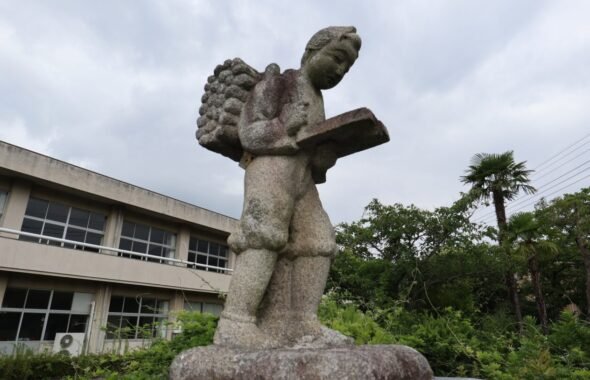 学校スタジオ・二宮金次郎・アトリエミカミ学校スタジオ・アトリエミカミの撮影現場・学校スタジオ・学校撮影・ミュージックビデオ撮影現場・撮影スポット・学園ドラマ・コマーシャル撮影・CM撮影・映画撮影・再現ドラマ撮影・コスプレ撮影・ユーチューブ撮影・アトリエミカミ・管理運営・学校撮影・レンタルスタジオ・東京近郊・東京・東京・関東・桜川市・真壁町・撮影専用物件