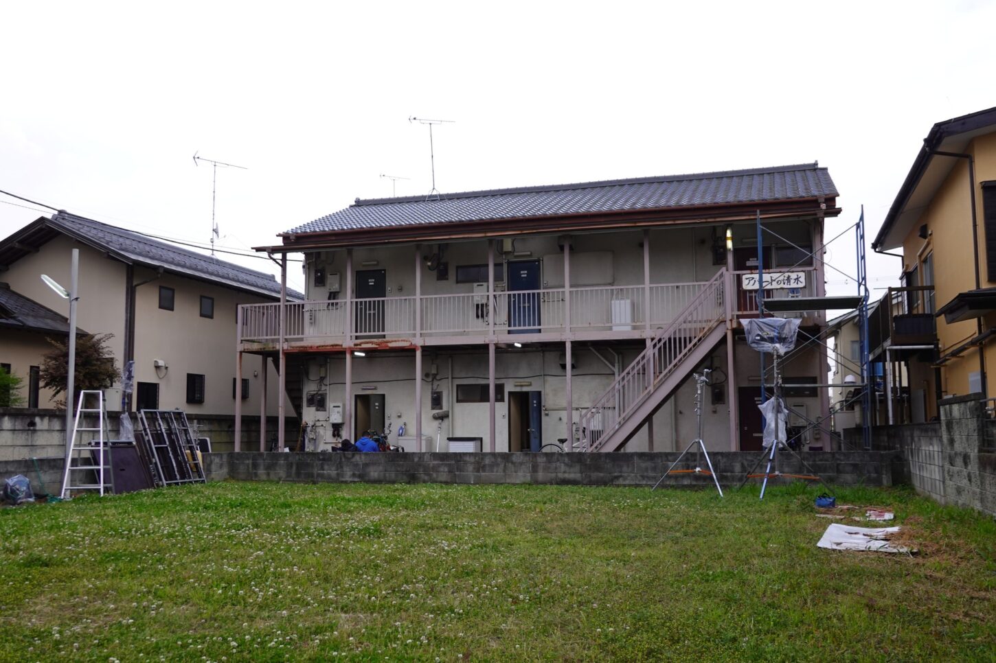 アパートスタジオ・撮影専用・撮影専用に改造したアパートスタジオ・撮影用電源。壁の取り外し・撮影用物件・ハウススタジオ・レンタルハウス・貸しスタジオ・アトリエミカミ・管理運営・スタジオ料金・映画撮影・ドラマ撮影・再現ドラマ撮影・YouTube撮影・ミュージックビデオ撮影・CM撮影・東京・東京近郊・連続ドラマ撮影・ロケ地・ロケ場所・有名作品・ロケ地巡り・ロケハン・ロケ弁・撮影場所