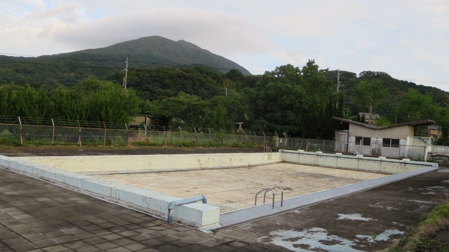 空のプール・水のないプール・アトリエミカミ学校スタジオ・アトリエミカミの撮影現場・学校スタジオ・学校撮影・ミュージックビデオ撮影現場・撮影スポット・学園ドラマ・コマーシャル撮影・CM撮影・映画撮影・再現ドラマ撮影・コスプレ撮影・ユーチューブ撮影・アトリエミカミ・管理運営・学校撮影・レンタルスタジオ・東京近郊・東京・東京・関東・桜川市・真壁町・撮影専用物件