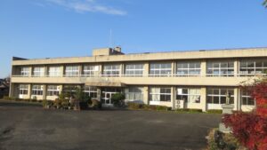学校スタジオ正面・ロケハン・アトリエミカミ学校スタジオ・アトリエミカミの撮影現場・学校スタジオ・学校撮影・ミュージックビデオ撮影現場・撮影スポット・学園ドラマ・コマーシャル撮影・CM撮影・映画撮影・再現ドラマ撮影・コスプレ撮影・ユーチューブ撮影・アトリエミカミ・管理運営・学校撮影・レンタルスタジオ・東京近郊・東京・東京・関東・桜川市・真壁町・撮影専用物件
