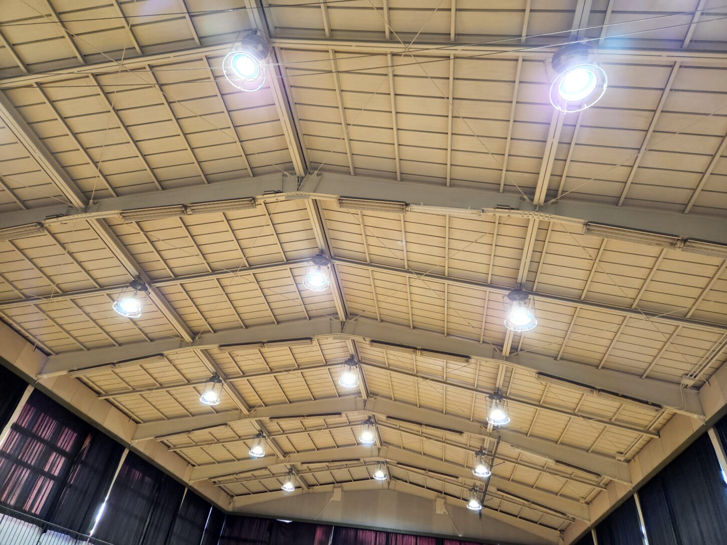 体育館の照明がLEDになりました・水銀灯・体育館・体育施設。ロケハン・学校スタジオ・廊下・学校の廊下・学校スタジオ・筑波山・高校生の教室・学校スタジオ・学校撮影・ミュージックビデオ撮影現場・撮影スポット・学園ドラマ・コマーシャル撮影・CM撮影・映画撮影・再現ドラマ撮影・コスプレ撮影・ユーチューブ撮影・アトリエミカミ・管理運営・学校撮影・レンタルスタジオ・東京近郊・東京・東京・関東・桜川市・真壁町・撮影専用物件
