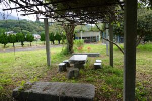 休憩所・石のテーブル椅子・学校スタジオ庭・高校生の教室・学校スタジオ・学校撮影・ミュージックビデオ撮影現場・撮影スポット・学園ドラマ・コマーシャル撮影・CM撮影・映画撮影・再現ドラマ撮影・コスプレ撮影・ユーチューブ撮影・アトリエミカミ・管理運営・学校撮影・レンタルスタジオ・東京近郊・東京・東京・関東・桜川市・真壁町・撮影専用物件