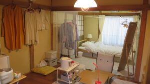 アパートスタジオ飾り例・撮影専用・撮影専用に改造したアパートスタジオ・撮影用電源。壁の取り外し・撮影用物件・ハウススタジオ・レンタルハウス・貸しスタジオ・アトリエミカミ・管理運営・スタジオ料金・映画撮影・ドラマ撮影・再現ドラマ撮影・YouTube撮影・ミュージックビデオ撮影・CM撮影・東京・東京近郊・連続ドラマ撮影・ロケ地・ロケ場所・有名作品・ロケ地巡り・ロケハン・ロケ弁・撮影場所