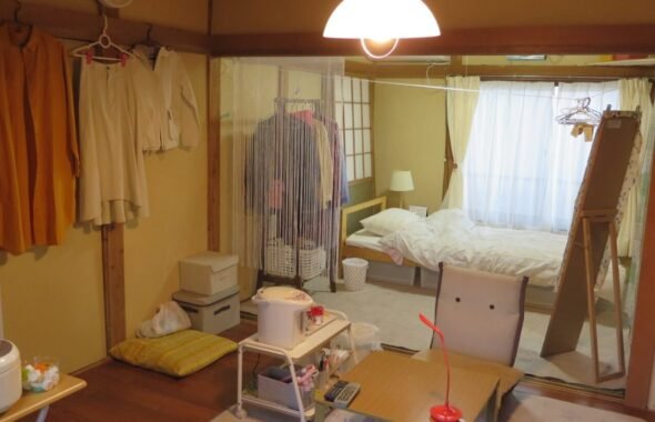 アパートスタジオ飾り例・撮影専用・撮影専用に改造したアパートスタジオ・撮影用電源。壁の取り外し・撮影用物件・ハウススタジオ・レンタルハウス・貸しスタジオ・アトリエミカミ・管理運営・スタジオ料金・映画撮影・ドラマ撮影・再現ドラマ撮影・YouTube撮影・ミュージックビデオ撮影・CM撮影・東京・東京近郊・連続ドラマ撮影・ロケ地・ロケ場所・有名作品・ロケ地巡り・ロケハン・ロケ弁・撮影場所