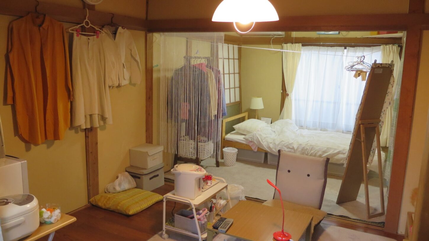 アパートスタジオ飾り例・撮影専用・撮影専用に改造したアパートスタジオ・撮影用電源。壁の取り外し・撮影用物件・ハウススタジオ・レンタルハウス・貸しスタジオ・アトリエミカミ・管理運営・スタジオ料金・映画撮影・ドラマ撮影・再現ドラマ撮影・YouTube撮影・ミュージックビデオ撮影・CM撮影・東京・東京近郊・連続ドラマ撮影・ロケ地・ロケ場所・有名作品・ロケ地巡り・ロケハン・ロケ弁・撮影場所