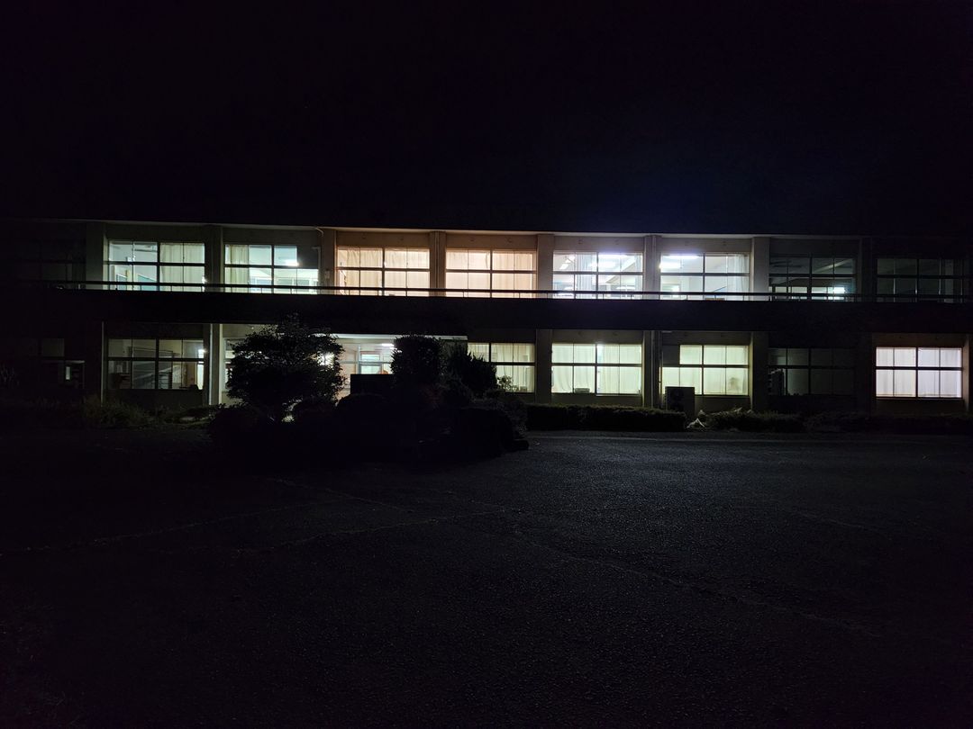 夜の学校スタジオ外観・学校スタジオ・筑波山・高校生の教室・学校スタジオ・学校撮影・ミュージックビデオ撮影現場・撮影スポット・学園ドラマ・コマーシャル撮影・CM撮影・映画撮影・再現ドラマ撮影・コスプレ撮影・ユーチューブ撮影・アトリエミカミ・管理運営・学校撮影・レンタルスタジオ・東京近郊・東京・東京・関東・桜川市・真壁町・撮影専用物件