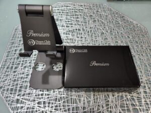 カード会社さんからの誕生日プレゼント・金属製のスマホホルダー・黒・ブラックカラー・アトリエミカミ