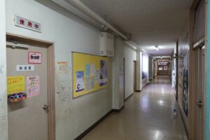 廊下・学校の廊下・学校スタジオ・筑波山・高校生の教室・学校スタジオ・学校撮影・ミュージックビデオ撮影現場・撮影スポット・学園ドラマ・コマーシャル撮影・CM撮影・映画撮影・再現ドラマ撮影・コスプレ撮影・ユーチューブ撮影・アトリエミカミ・管理運営・学校撮影・レンタルスタジオ・東京近郊・東京・東京・関東・桜川市・真壁町・撮影専用物件