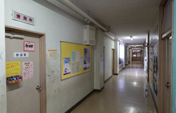 廊下・学校の廊下・学校スタジオ・筑波山・高校生の教室・学校スタジオ・学校撮影・ミュージックビデオ撮影現場・撮影スポット・学園ドラマ・コマーシャル撮影・CM撮影・映画撮影・再現ドラマ撮影・コスプレ撮影・ユーチューブ撮影・アトリエミカミ・管理運営・学校撮影・レンタルスタジオ・東京近郊・東京・東京・関東・桜川市・真壁町・撮影専用物件