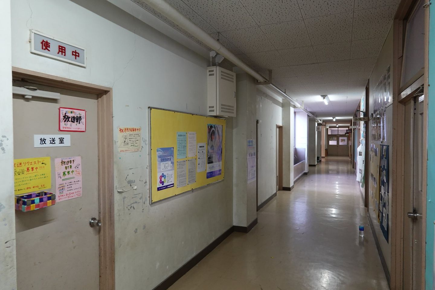 廊下・学校の廊下・学校スタジオ・筑波山・高校生の教室・学校スタジオ・学校撮影・ミュージックビデオ撮影現場・撮影スポット・学園ドラマ・コマーシャル撮影・CM撮影・映画撮影・再現ドラマ撮影・コスプレ撮影・ユーチューブ撮影・アトリエミカミ・管理運営・学校撮影・レンタルスタジオ・東京近郊・東京・東京・関東・桜川市・真壁町・撮影専用物件