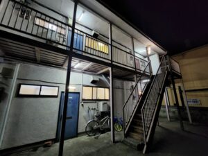 夜のアパートスタジオ外観・アトリエミカミ・昭和レトロアパートスタジオ・アパートスタジオ・アトリエミカミ・撮影専用・撮影専用に改造したアパートスタジオ・撮影用電源。壁の取り外し・撮影用物件・ハウススタジオ・レンタルハウス・貸しスタジオ・アトリエミカミ・管理運営・スタジオ料金・映画撮影・ドラマ撮影・再現ドラマ撮影・YouTube撮影・ミュージックビデオ撮影・CM撮影・東京・東京近郊・連続ドラマ撮影・ロケ地・ロケ場所・有名作品・ロケ地巡り・ロケハン・ロケ弁・撮影場所