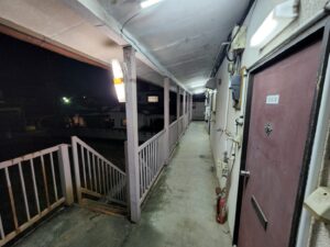 夜のアパートスタジオ外観・アトリエミカミ・昭和レトロアパートスタジオ・アパートスタジオ・アトリエミカミ・撮影専用・撮影専用に改造したアパートスタジオ・撮影用電源。壁の取り外し・撮影用物件・ハウススタジオ・レンタルハウス・貸しスタジオ・アトリエミカミ・管理運営・スタジオ料金・映画撮影・ドラマ撮影・再現ドラマ撮影・YouTube撮影・ミュージックビデオ撮影・CM撮影・東京・東京近郊・連続ドラマ撮影・ロケ地・ロケ場所・有名作品・ロケ地巡り・ロケハン・ロケ弁・撮影場所