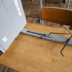 中学校教室・机メンテナンス作業・高さ調整・ビス閉め・ロケハン・学校スタジオ・廊下・学校の廊下・学校スタジオ・筑波山・高校生の教室・学校スタジオ・学校撮影・ミュージックビデオ撮影現場・撮影スポット・学園ドラマ・コマーシャル撮影・CM撮影・映画撮影・再現ドラマ撮影・コスプレ撮影・ユーチューブ撮影・アトリエミカミ・管理運営・学校撮影・レンタルスタジオ・東京近郊・東京・東京・関東・桜川市・真壁町・撮影専用物件