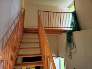 行田学校スタジオ・体育館・階段