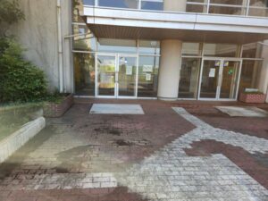 行田学校スタジオ正面玄関前の花壇を端に寄せました