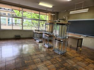行田学校スタジオ・運送業者待ち・配送・高校生用机と椅子・メンテナンス・清掃・北河原高等学校・高校スタジオ・東京近郊