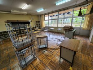 行田学校スタジオ・運送業者待ち・配送・高校生用机と椅子・メンテナンス・清掃・北河原高等学校・高校スタジオ・東京近郊
