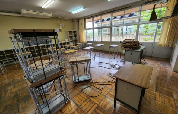 行田学校スタジオ・運送業者待ち・配送・高校生用机と椅子・メンテナンス・清掃・北河原高等学校・高校スタジオ・東京近郊