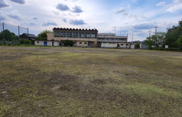 行田学校スタジオの校庭の草刈り