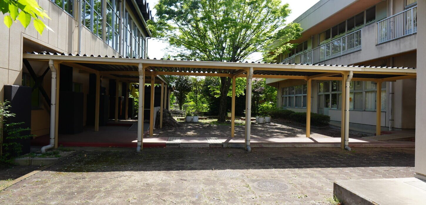 学校(校舎)撮影：外の渡り廊下