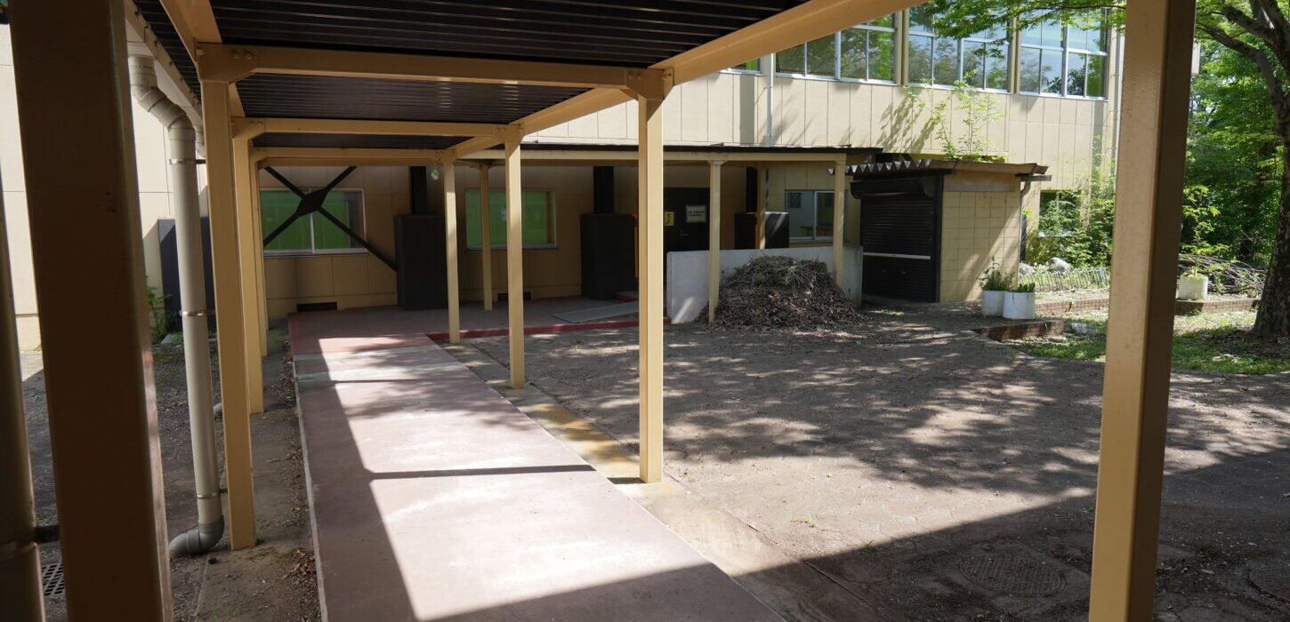 学校(校舎)撮影：外の渡り廊下　正面