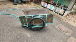 リヤカーのタイヤ修理・現場復帰・草刈り運搬