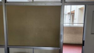 教室側から見た、取り外す前の写真