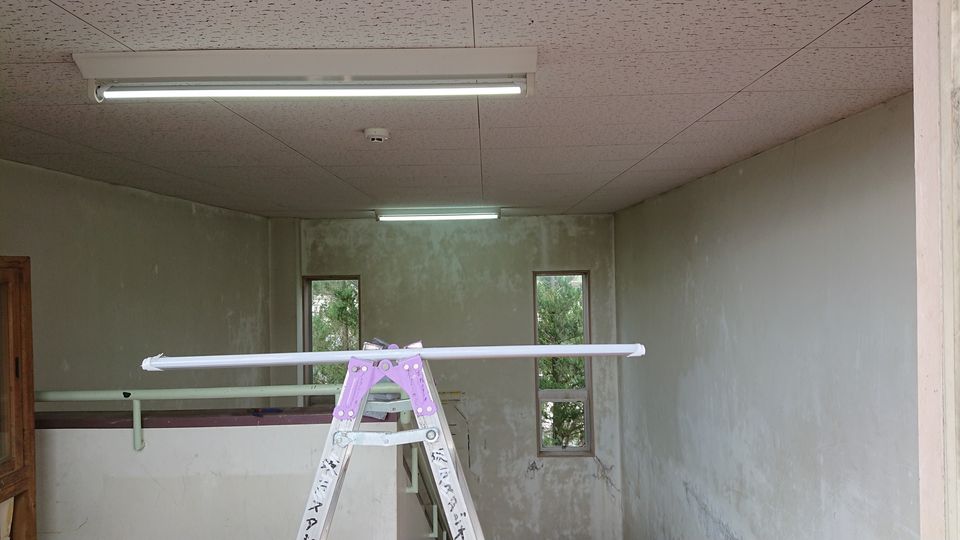 直管の40ｗ蛍光灯をバイパス工事して、LED型の蛍光灯に交換