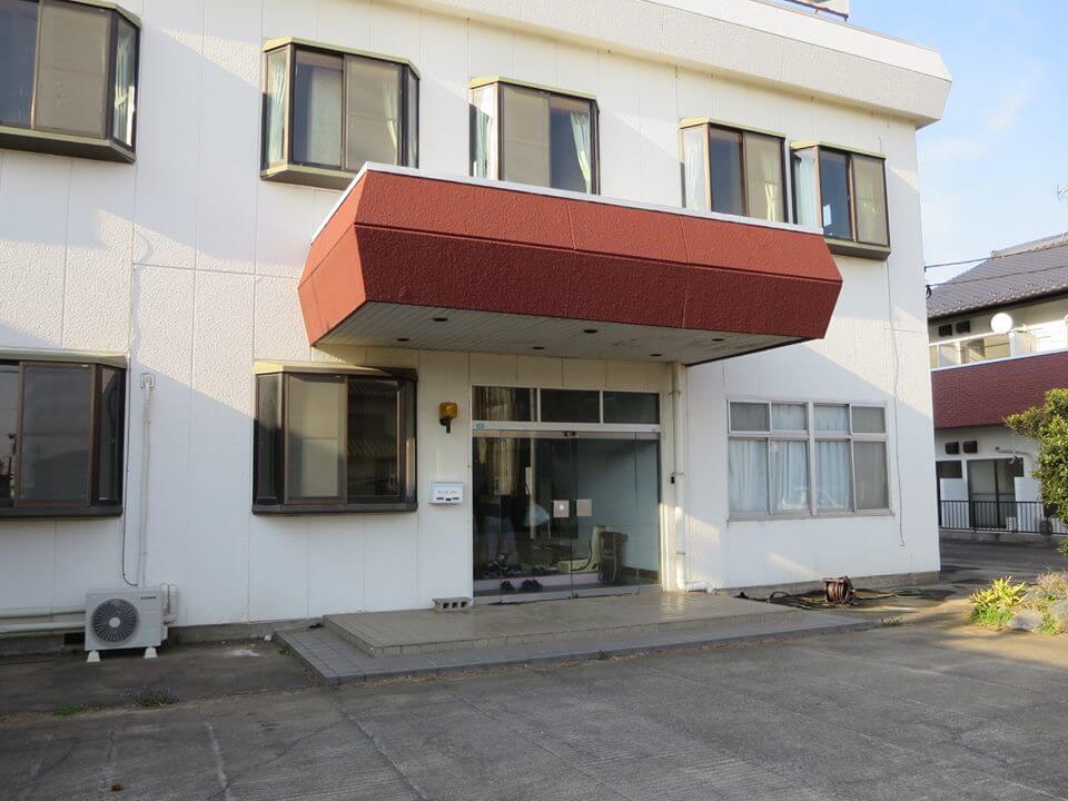 ビジネスホテル正面玄関